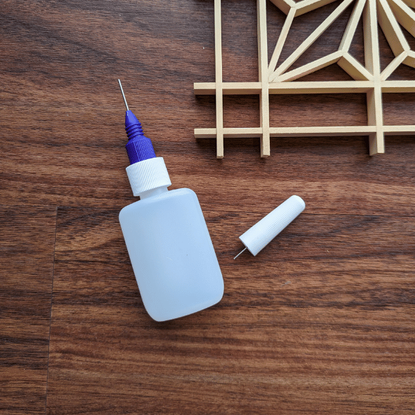 Fine tipped glue dispenser